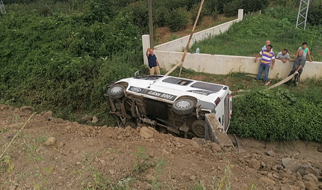 Samsun'da Fındık İşçilerini Taşıyan Minibüs Şarampole Devrildi 13 Kişi Yaralandı