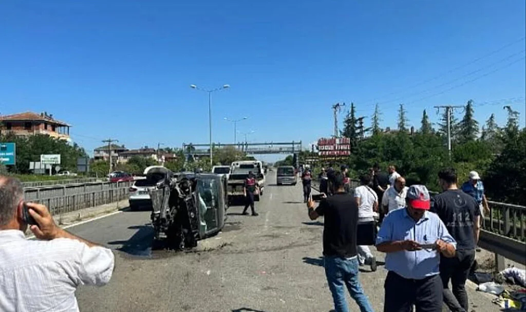 Samsun'da Hafif Ticari Aracın Park Halindeki Otomobile Çarptığı Kazada 8 Kişi Yaralandı