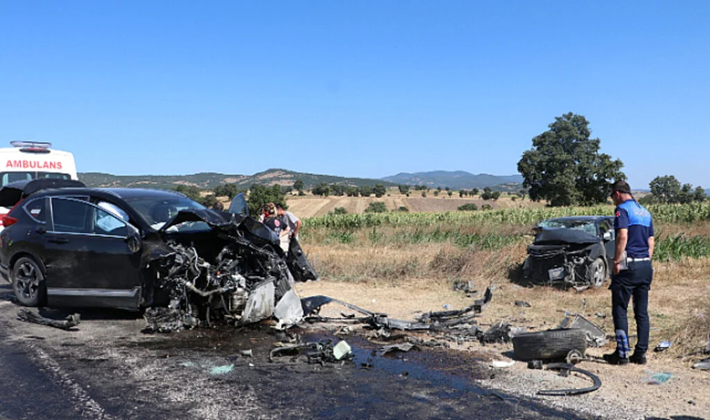 Samsun'da iki araç kafa kafaya çarpıştı: 6 yaralı