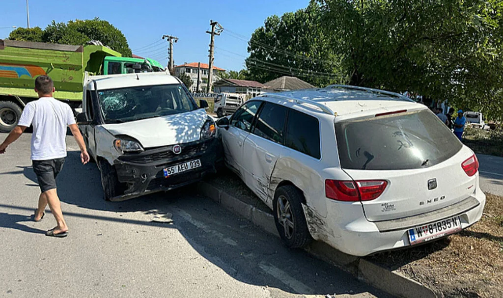 Samsun'da Kamyonetle Otomobilin Çarpışması Sonucu 2 Kişi Yaralandı