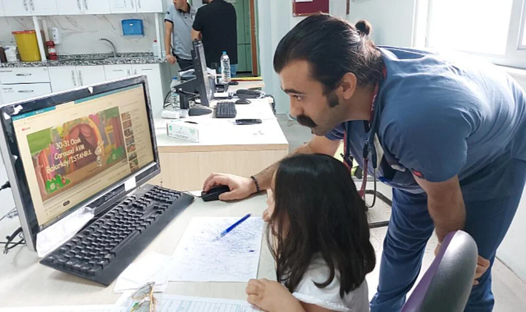 Samsun'da Kazada Yaralanan Kız Çocuğuna Doktor Şefkati