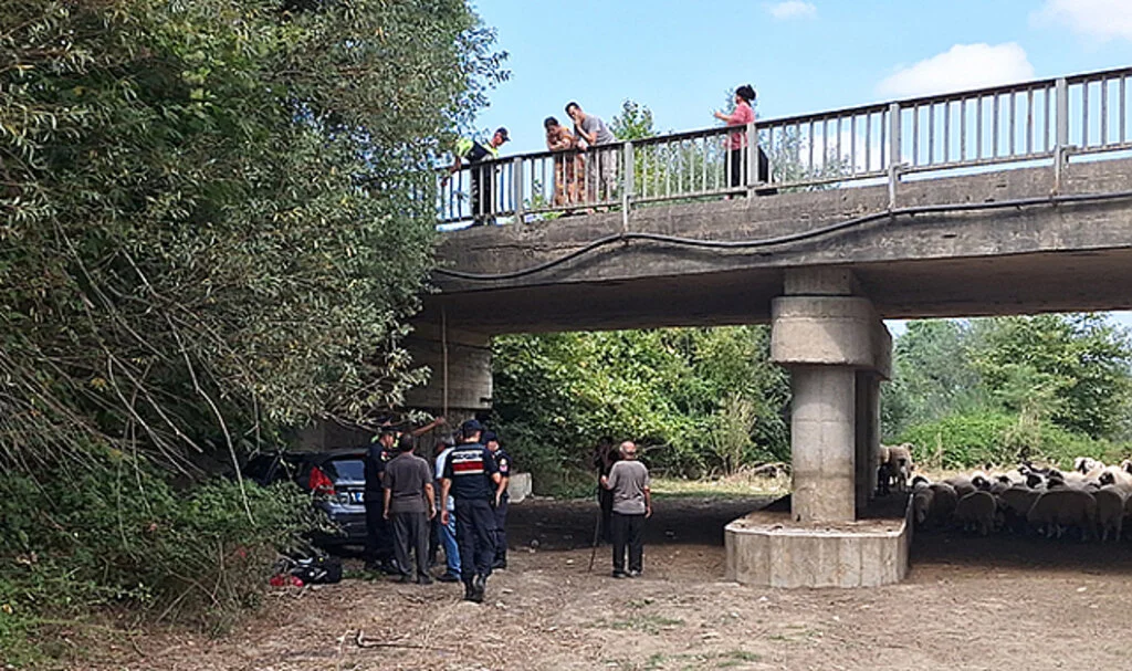 Samsun'da Köprüden Düşen Otomobildeki 4 Kişi Yaralandı