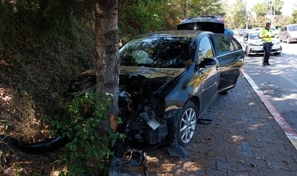 Samsun'da otomobil ağaca çarptı: 1 yaralı