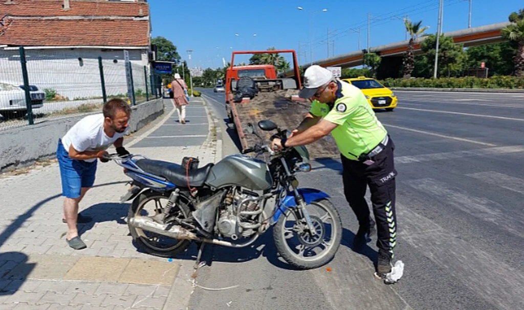 Samsun'da otomobil kırmızı ışıkta bekleyen motosiklete çarptı: 1 yaralı