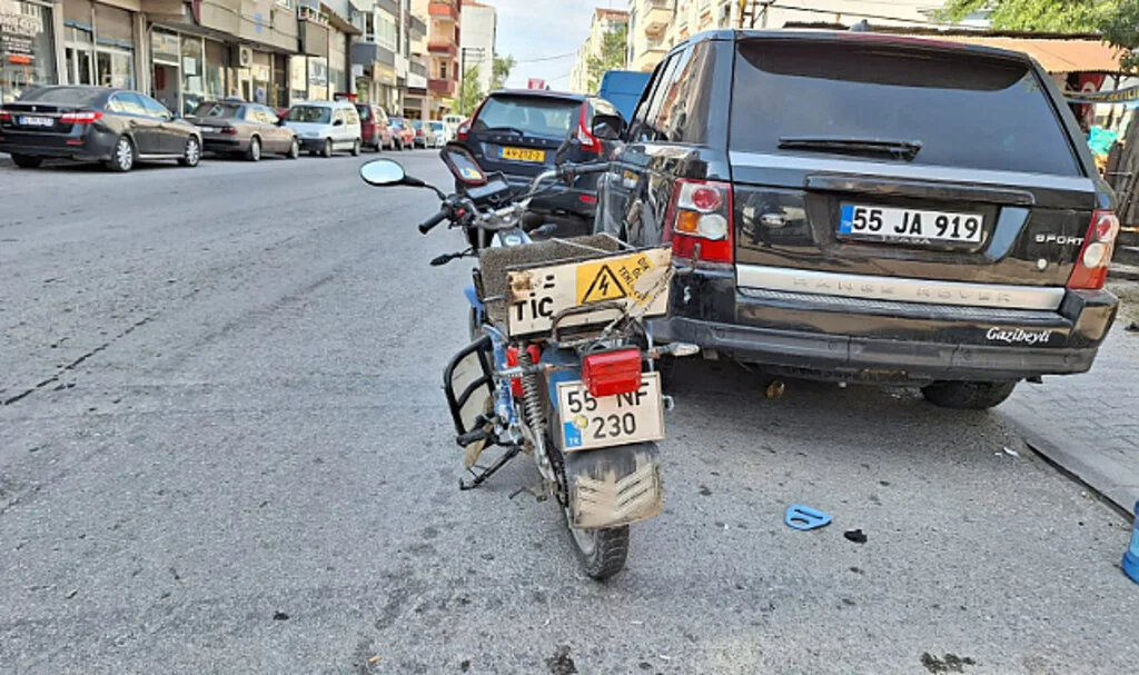 Samsun'da Otomobilin Çarptığı Motosiklet Sürücüsü Yaralandı