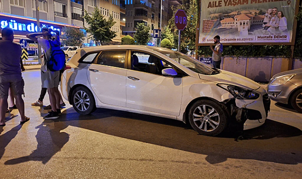 Samsun'da Otomobille Çarpışan Motosikletteki 2 Kişi Yaralandı