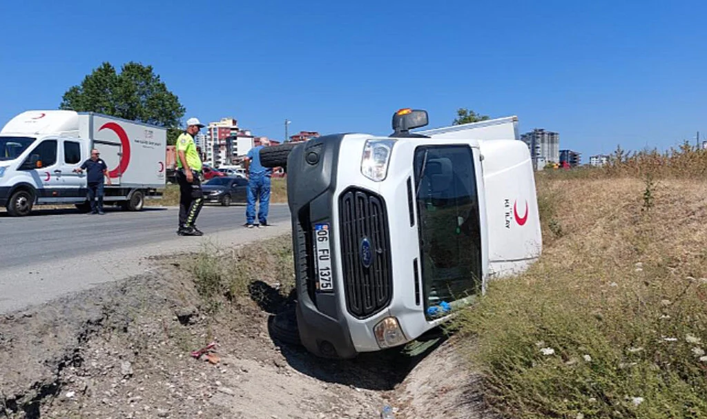 Samsun'da Türk Kızılay Kan Toplama Aracı Devrildi: 1 Yaralı