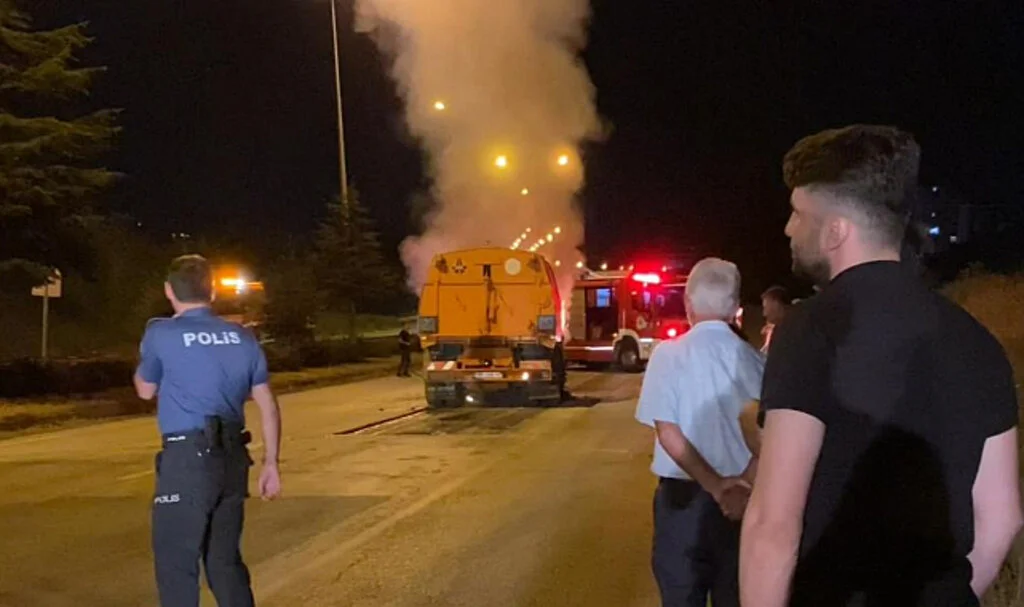 Samsun’da Yol Süpürme Aracı Alevlere Teslim Oldu