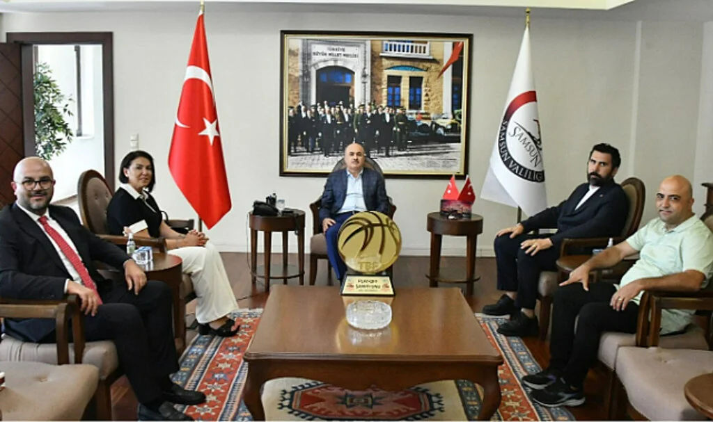 Samsun Valisi Dağlı'ya Samsunspor Forması Hediye
