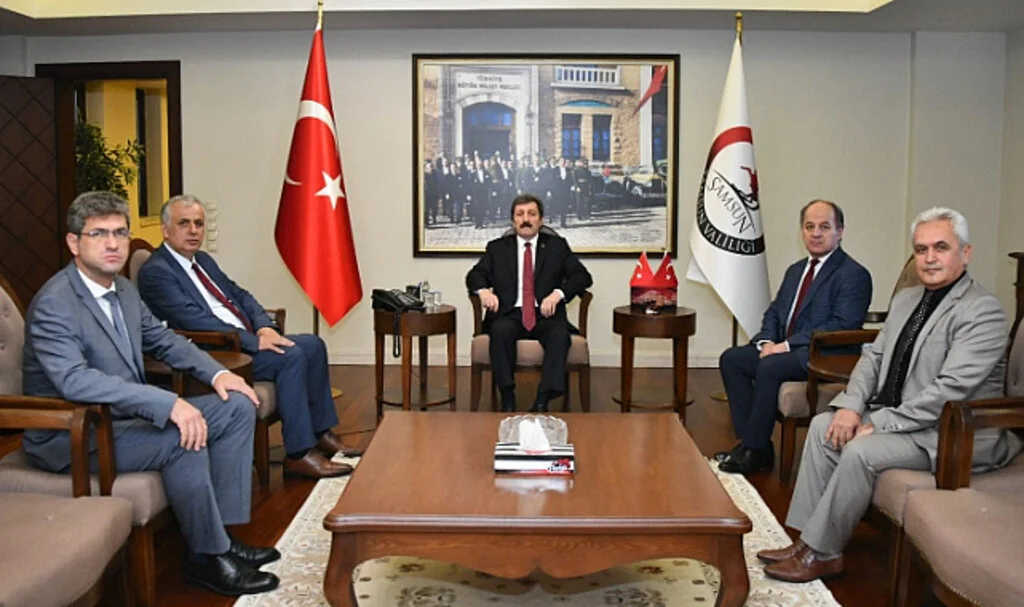 Samsun Valisi Orhan Tavlı, ayağının tozuyla toplantılara başladı