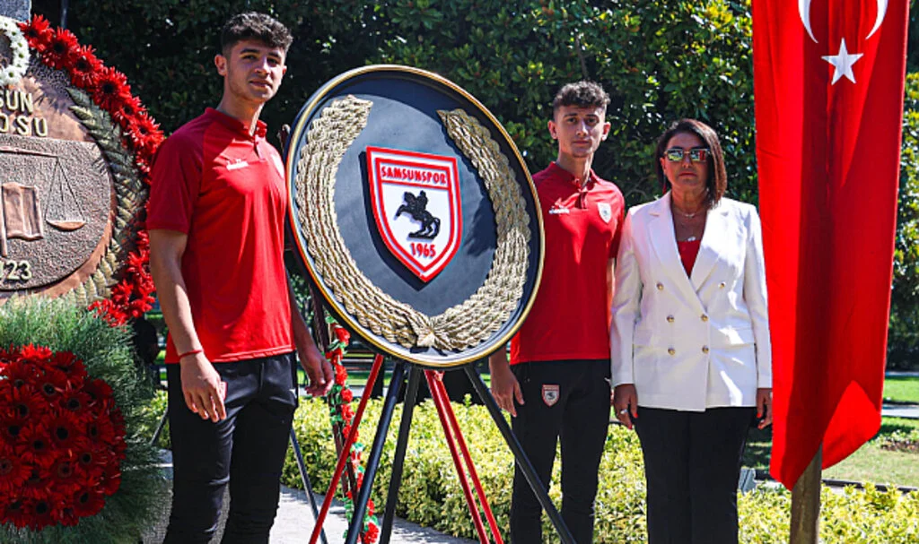Samsunspor Kulübü Derneği Atatürk Anıtı'na çelenk bıraktı