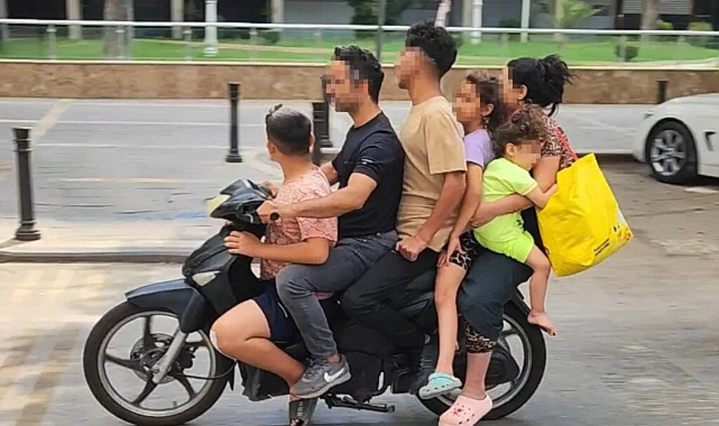 Şaşırtan görüntü! 6 kişi aynı motosiklete bindi...