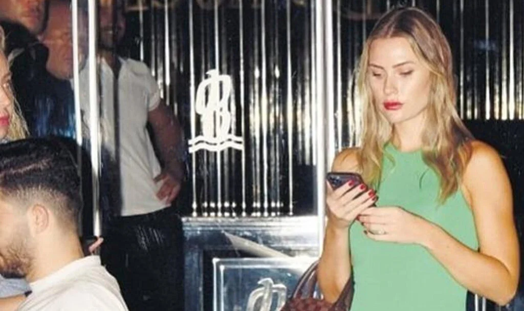 Serdar Ortaç'tan 700 bin TL nafaka alıyor... Chloe Loughnan tek taşını göstererek gönderme yaptı