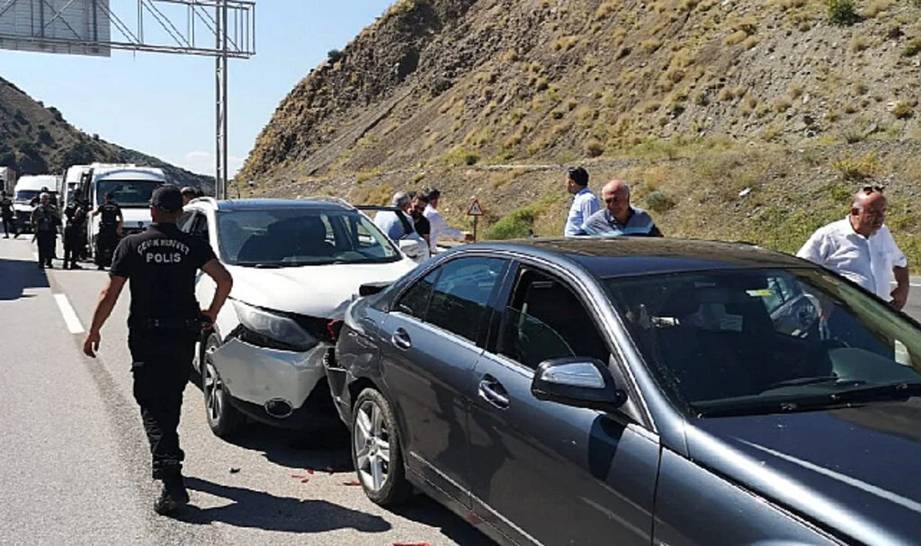 SON DAKİKA | Kemal Kılıçdaroğlu'nun konvoyunda 7 aracın karıştığı trafik kazası! 2'si gazeteci 4 yaralı