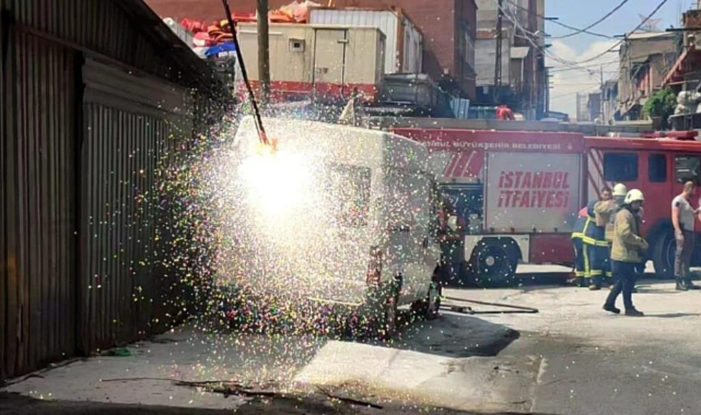 Sultangazi'de Elektrik Kabloları Bomba Gibi Patladı