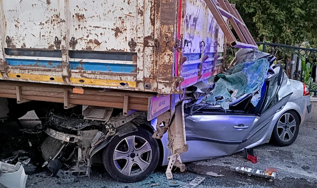 Tatilden dönen aile kaza yaptı: 4 ölü, 2 yaralı