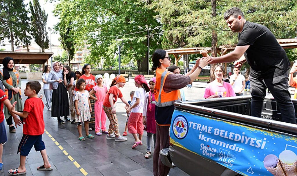 Terme Belediyesi Çocuklara Dondurma İkram Etti
