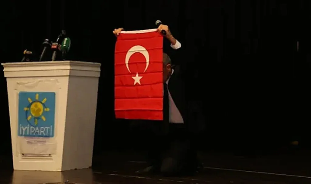 Türk Bayrağı Açmış Kongreyi Kazanmıştı, İstifa Etti