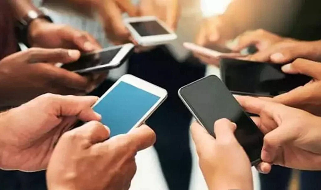 "Türkler, ayda Instagram'da 21, WhatsApp'ta 11 saat harcıyor"