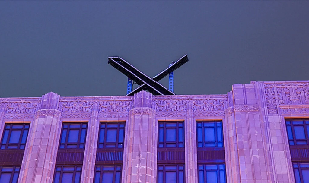 Twitter Genel Merkezindeki Dev, Parlak "X" Logosu, Şikayetler Üzerine Kaldırıldı