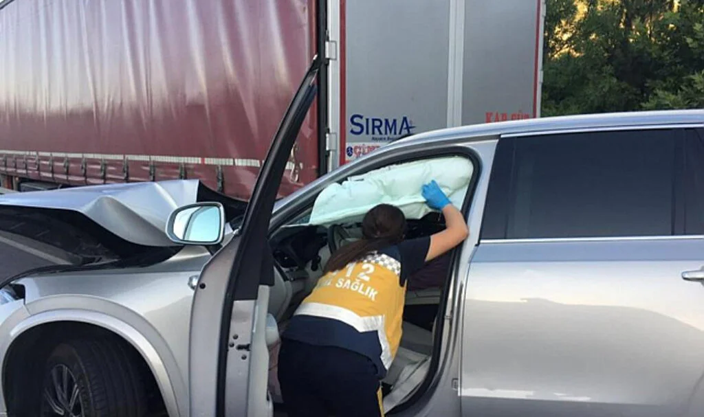 Ünlü Şarkıcının İçinde Olduğu Lüks Otomobil Tırla Çarpıştı: 3 Yaralı
