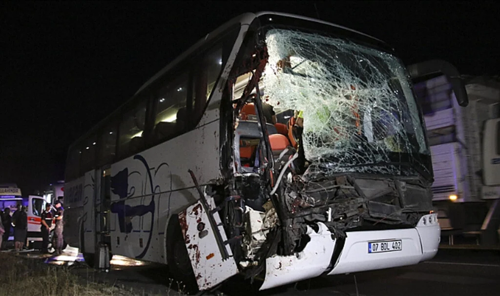 Uşak'ta yolcu otobüsünün tıra arkadan çarpması sonucu 15 kişi yaralandı