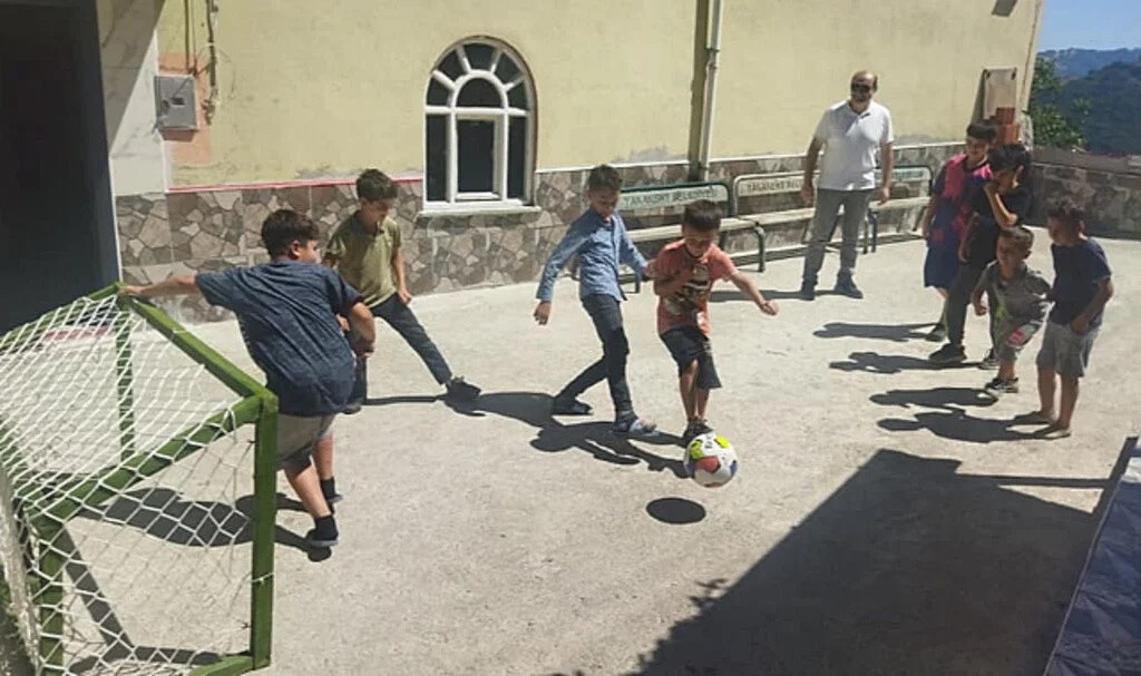 Yakakent'te Camilere Çocuklar İçin Tenis Masası Temin Edildi