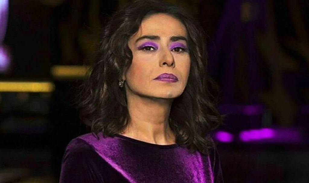 Yıldız Tilbe'nin Mini Etekli Ayna Pozu Olay Oldu! Herkes Aynı Şeyi Sordu