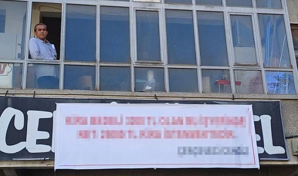 20 yıllık kiracısından yüzde 500 zam isteyince astığı pankart olay oldu