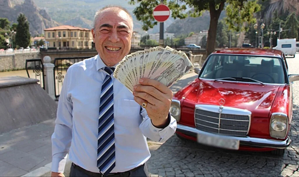 Amasya'da 850 Bin TL'lik Klasik Otomobilini Sıra Dışı Yöntemle Satışa Çıkardı! Alana...