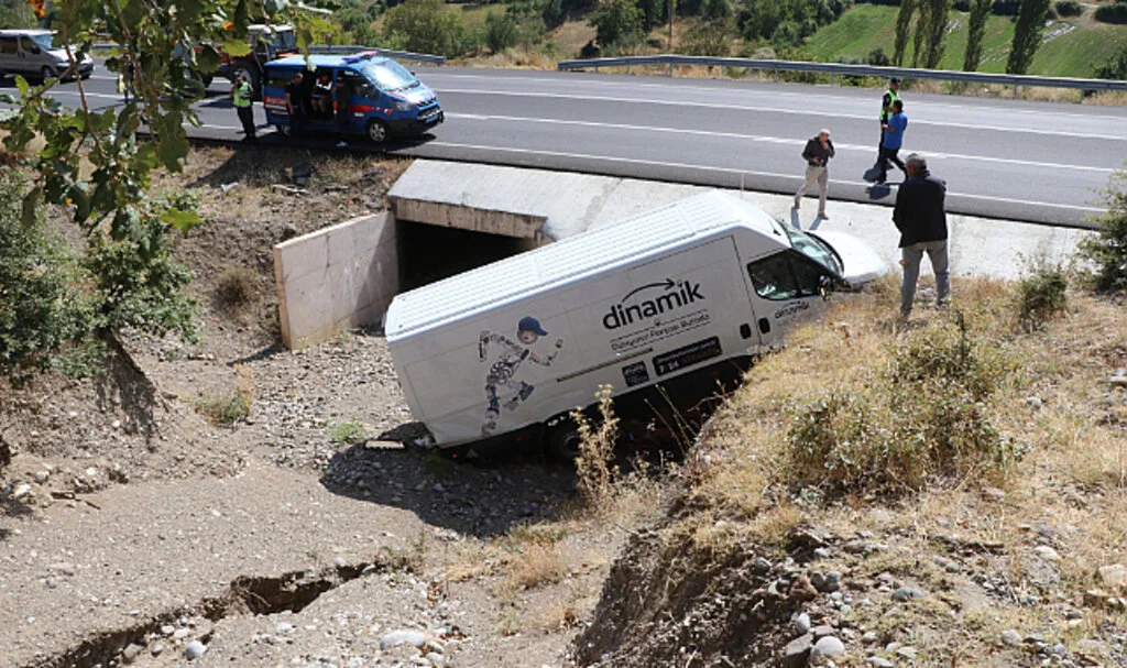 Amasya'da Kontrolden Çıkan Minibüs Menfeze Uçtu 