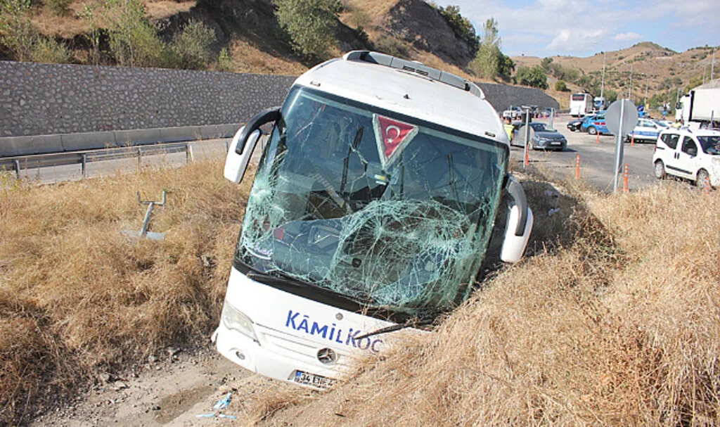 Amasya'da Yoldan Çıkıp Savrulan Yolcu Otobüsündeki 1 Kişi Yaralandı