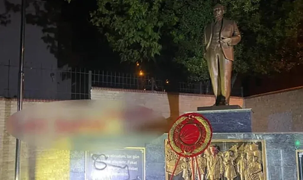 Atatürk Anıtı’na Çirkin Saldırı