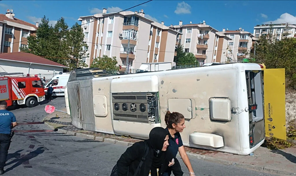 Başakşehir'de Devrilen İETT Otobüsündeki 7 Kişi Yaralandı