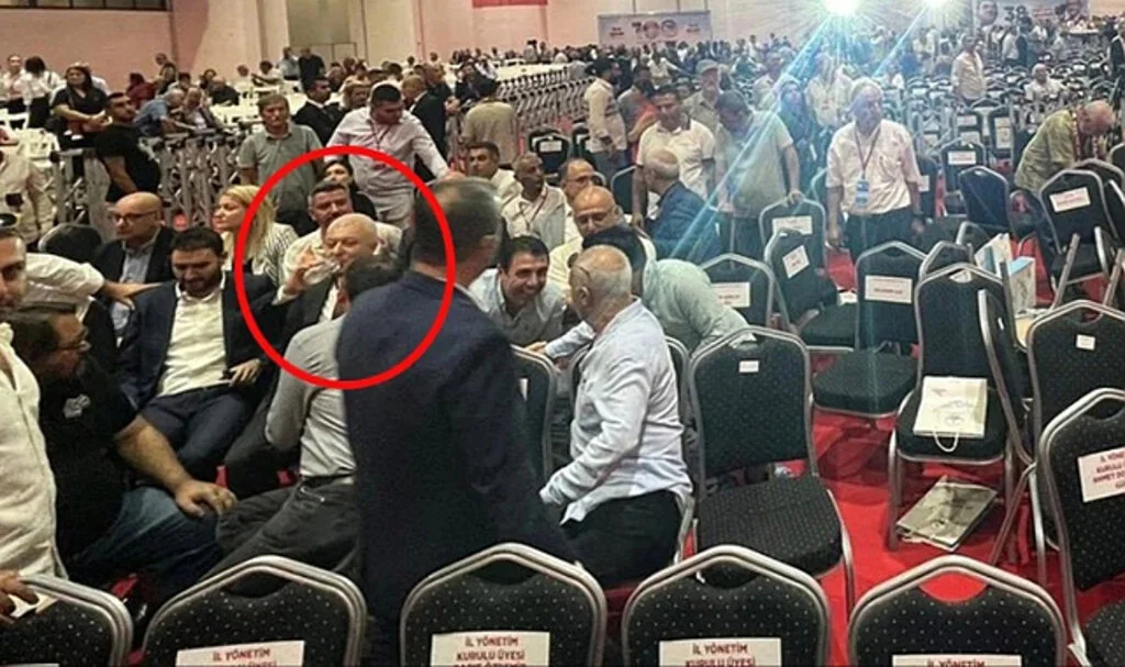 CHP Kongresine Katılan Tuncay Özkan Yumruklu Kavgayı Su İçip Gülümseyerek İzledi