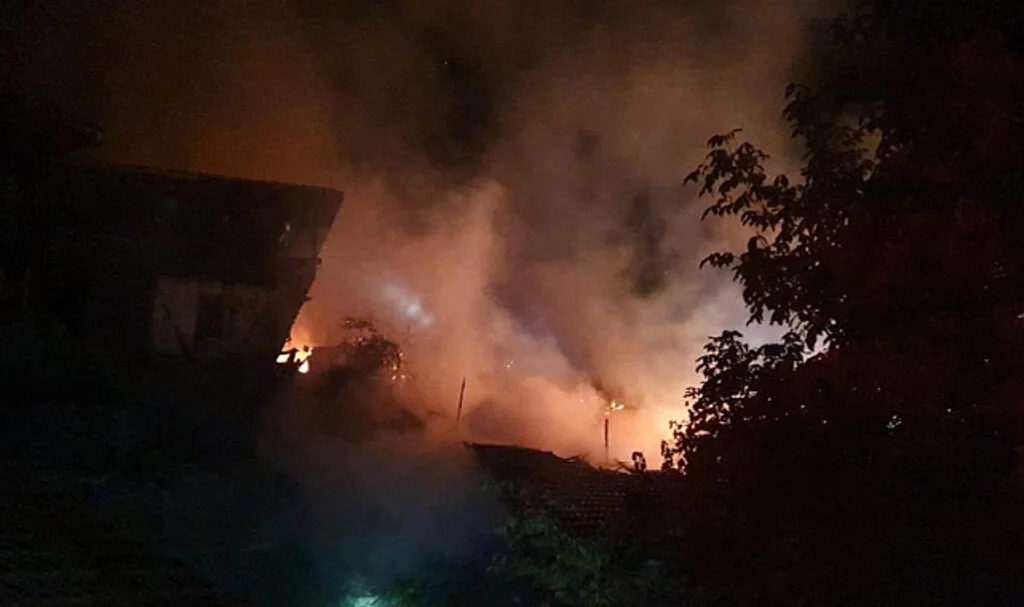 Çorum Bayat’ta 2 Ev ile 1 Samanlık Yandı