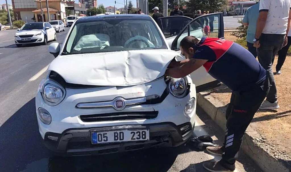 Çorum'da Kavşakta İki Otomobil Çarpıştı