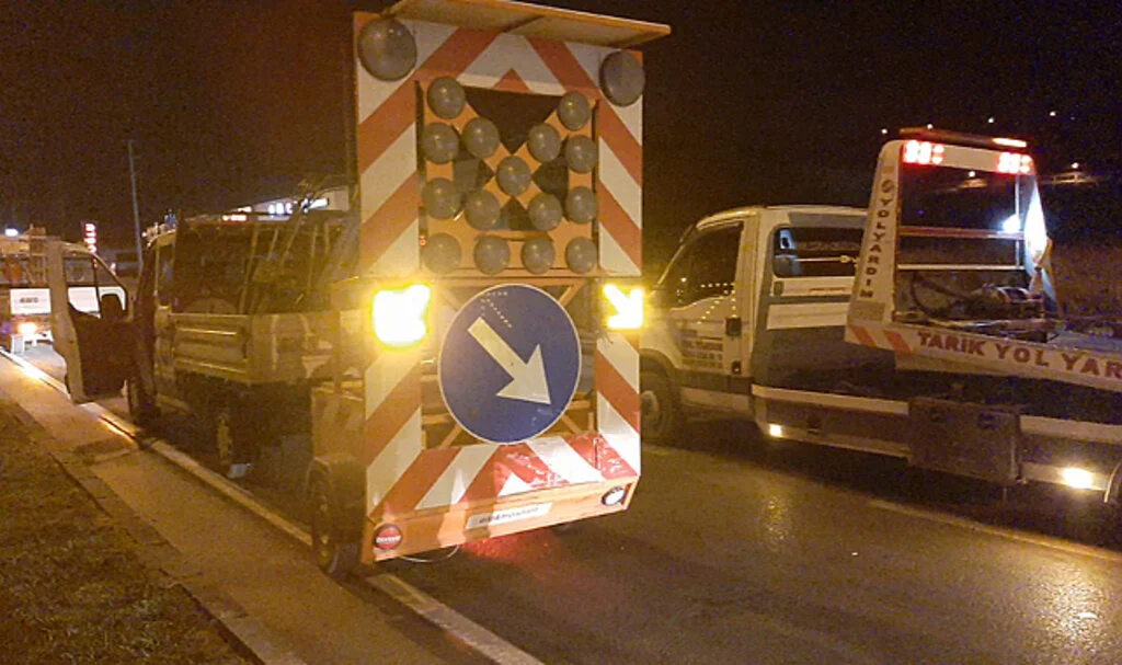 Çorum'da Reflektör Aracına Çarpan Otomobildeki 3 Kişi Olay Yerinden Kaçtı