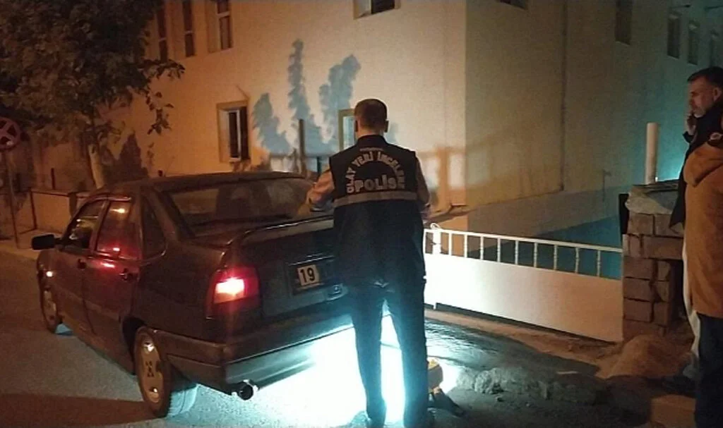 Çorum'da Seyir Halindeki Otomobile Mermi İsabet Etti