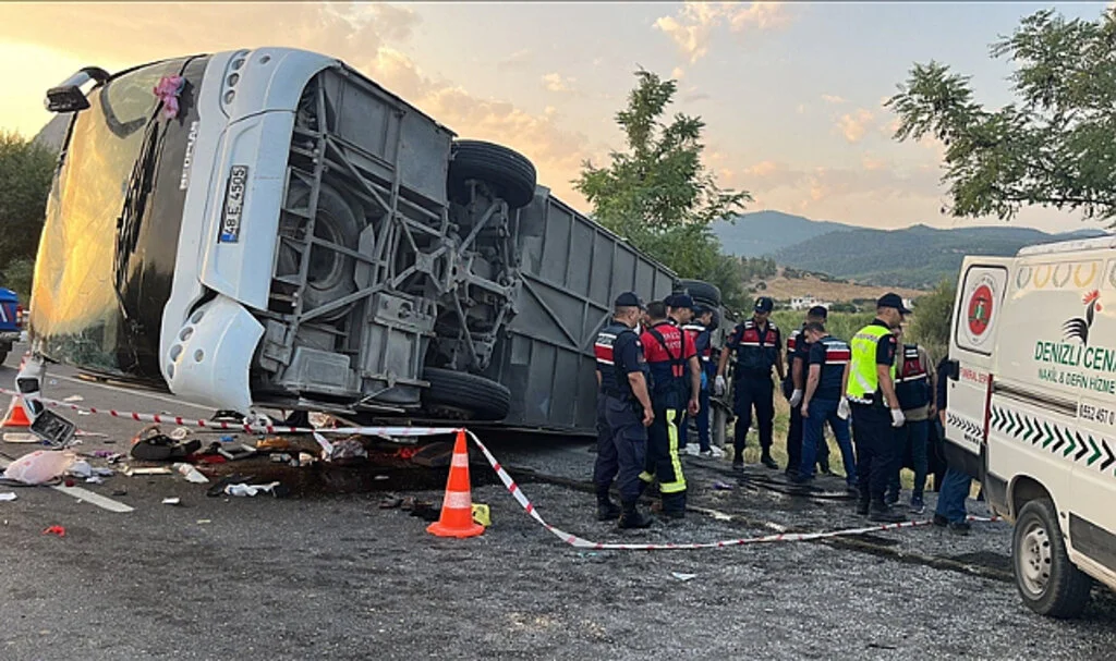 Denizli'de Kum Yüklü Kamyon Otobüse Çarptı, Çok Sayıda Ölü ve Yaralı Var
