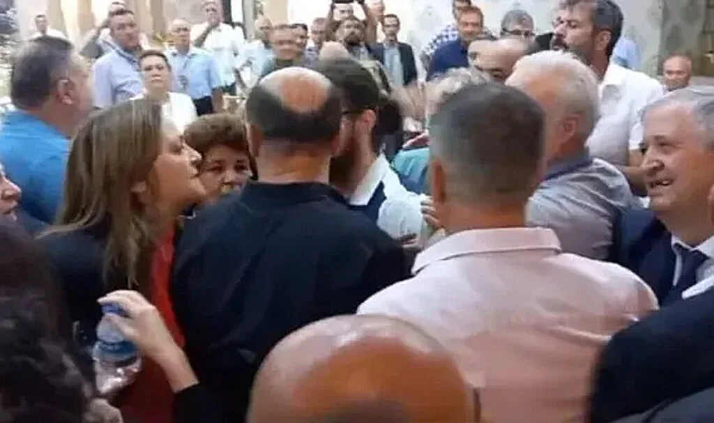 'Dışarı' Sloganları Yükseldi, Ortalık Karıştı! CHP'li Burcu Köksal Baygınlık Geçirdi. İşte O Görüntüler...