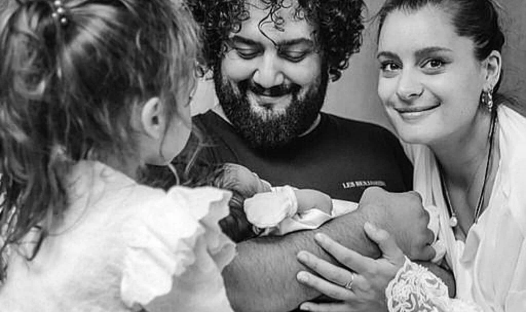 Doğum yapan Atiye kızlarının fotoğrafını paylaştı