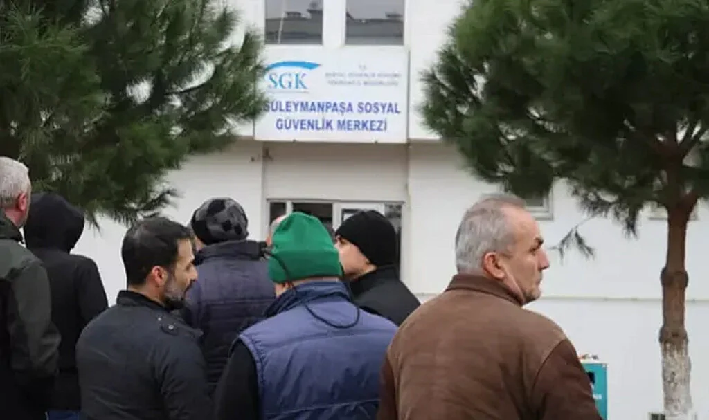 Emekli Maaşı İçin Bekleyenler Dikkat! E-Devlet’te Bunu Görürseniz Hemen SGK’nın Kapısını Çalın