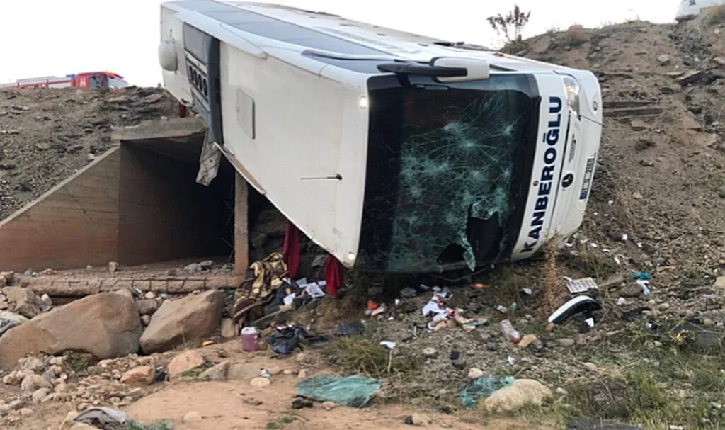 Erzurum'da kaza dehşeti! Otobüs şarampole devrildi... 3 ölü, 22 yaralı