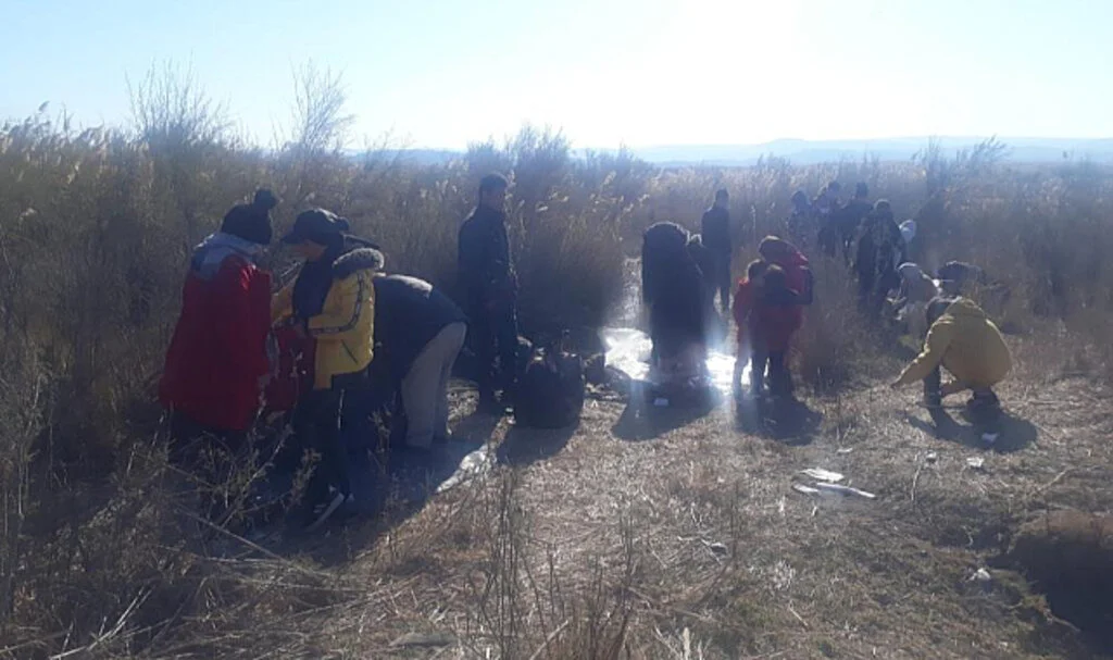 Ezine’de Jandarma İki Kamyonet İçinde 92 Kaçak Göçmen ile 1 Organizatör Yakalandı
