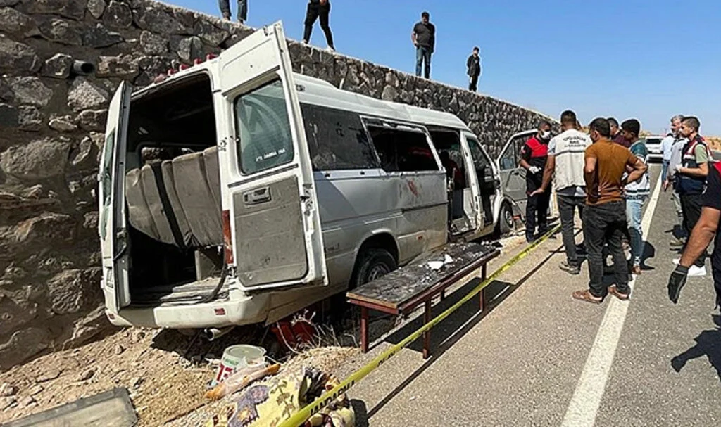 Feci kaza! Tarım işçilerini taşıyan minibüs istinat duvarına çarptı: 3 ölü, 17 yaralı
