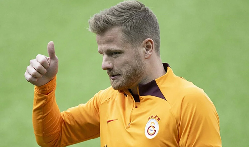 Fenerbahçe ve Galatasaray'da hangi isimlerle yollar ayrılacak?