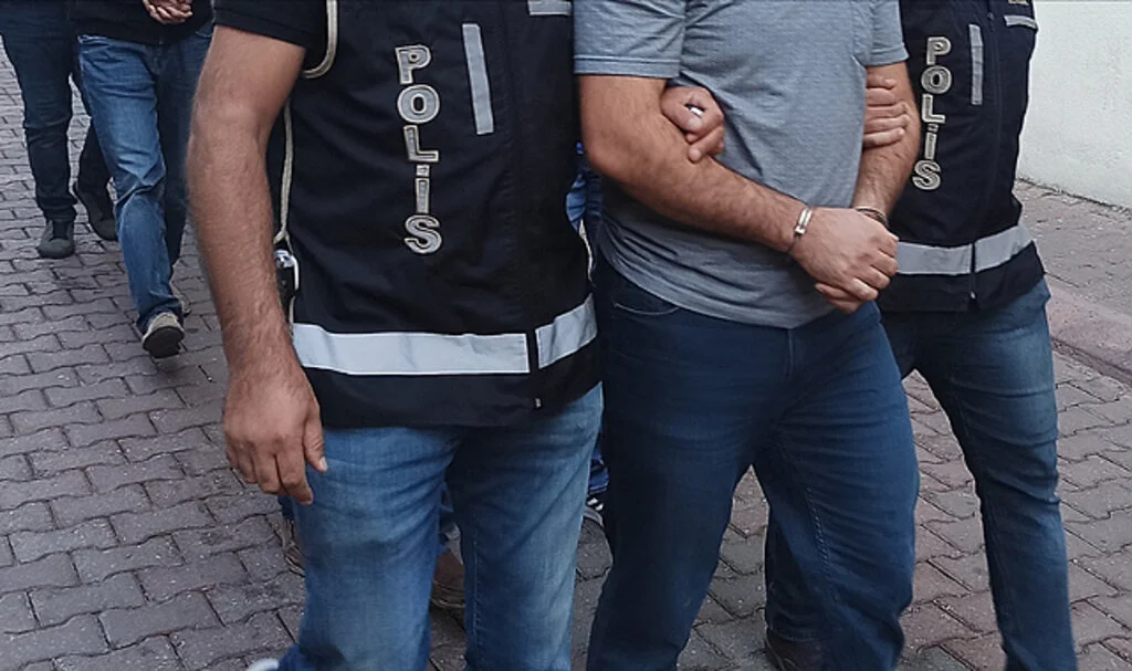 FETÖ'nün hücre evlerinde saklanan 16 şüpheliden 13'ü yakalandı