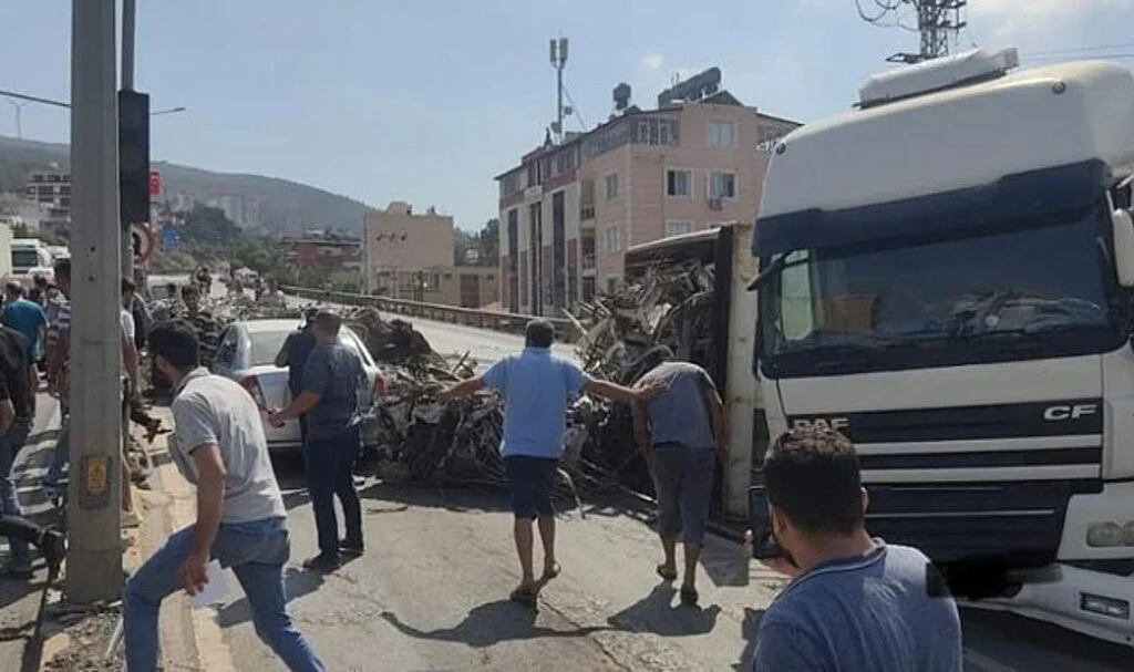 Hatay’da Enkazdan Çıkan Demirleri Taşıyan Tır Devrildi, 4 Araç Zarar Gördü