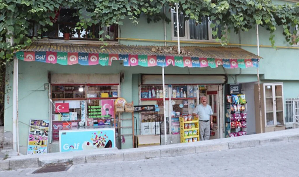 Havza'nın "Bakkal amcası" 42 yıldır aynı yerde hizmet veriyor